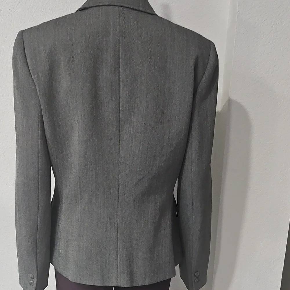 Tahari Elegant Women's Gray Blazer